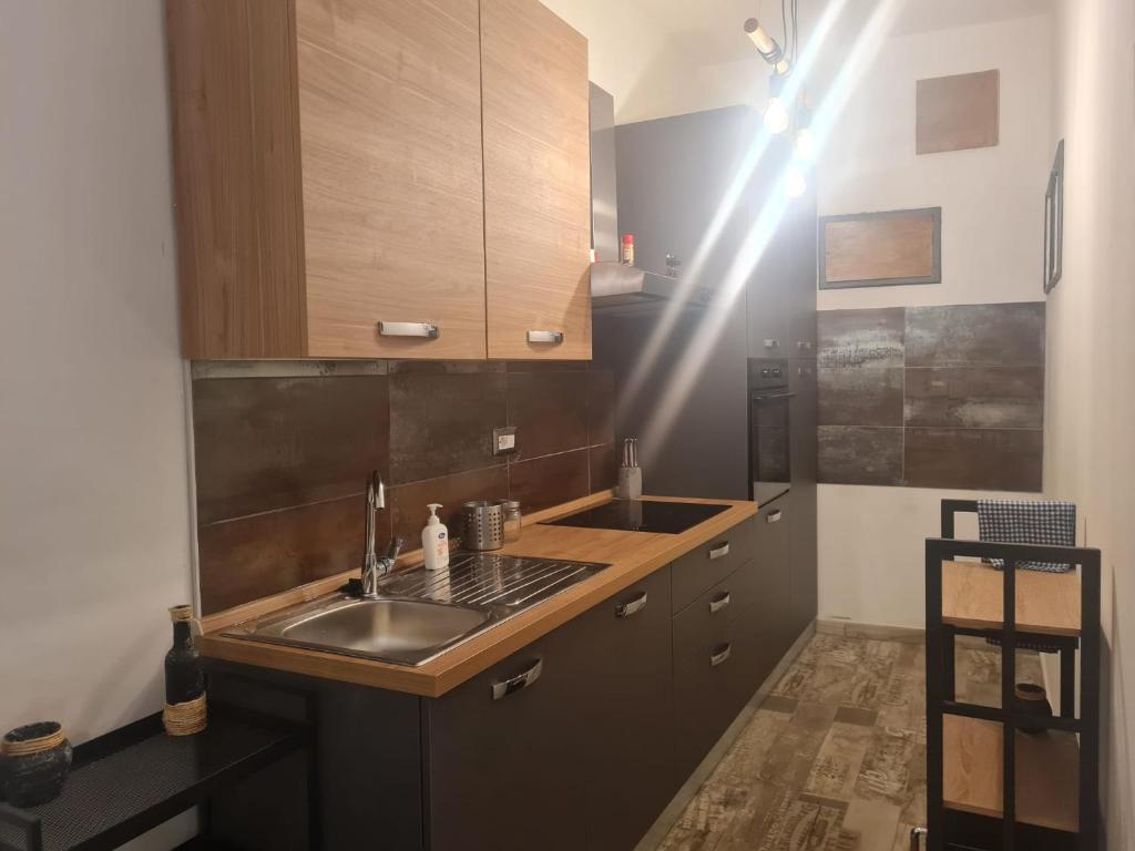 uma cozinha com lavatório e um balcão com luz em Nico&Francy holiday em Iglesias