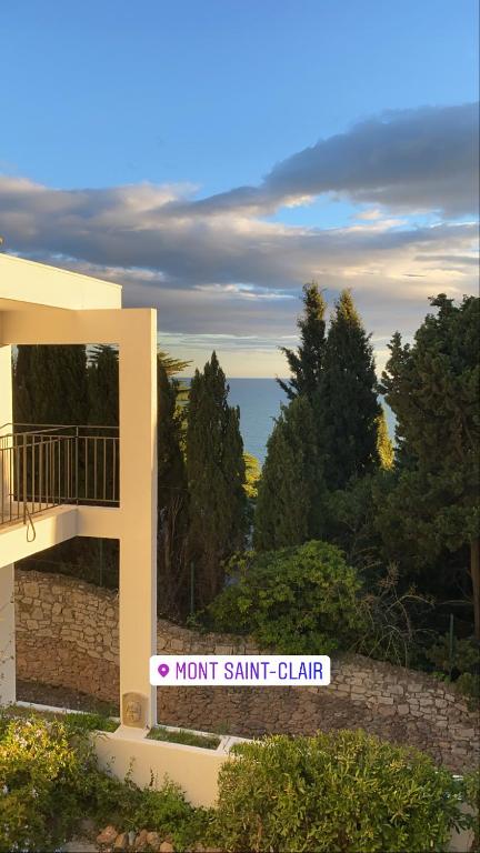 une vue sur l'océan depuis le balcon d'une maison dans l'établissement Notre Maison de Sète, à Sète
