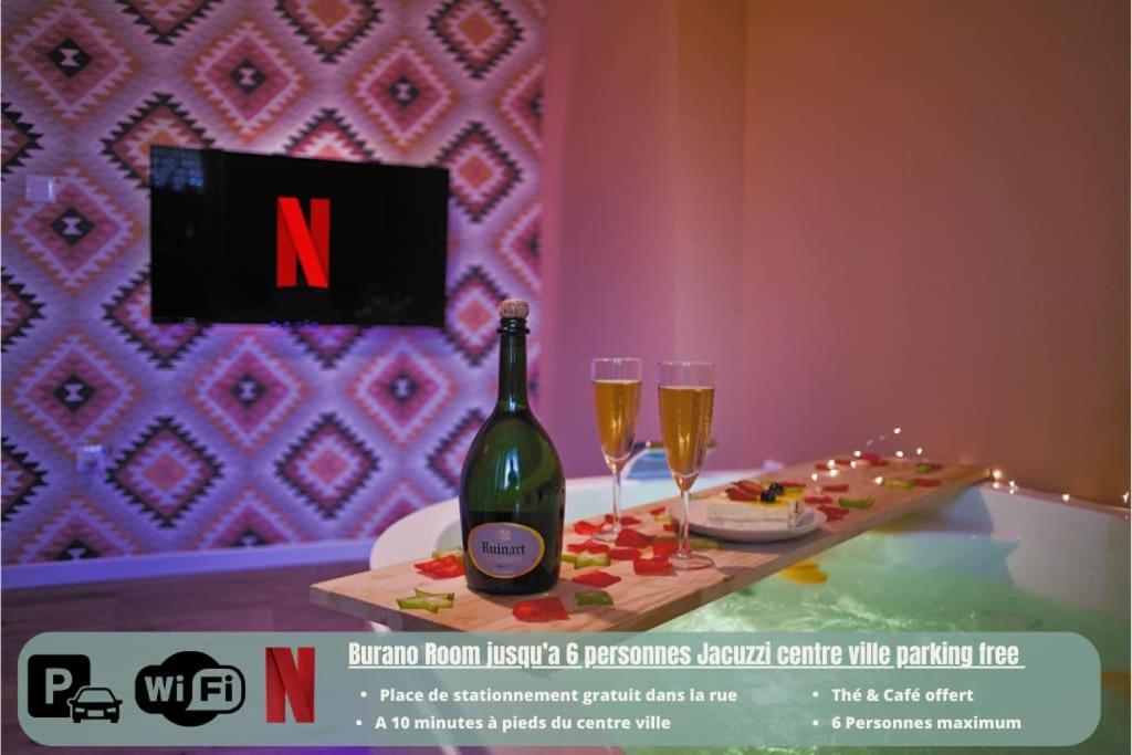 - une bouteille de vin et 2 verres à champagne sur une table dans l'établissement BuranoRoom Jacuzzi haut de gamme Parkingfree, à Mulhouse