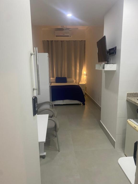 Kleines Zimmer mit einem Bett und einem TV in der Unterkunft Studio Reformado coração Leblon in Rio de Janeiro