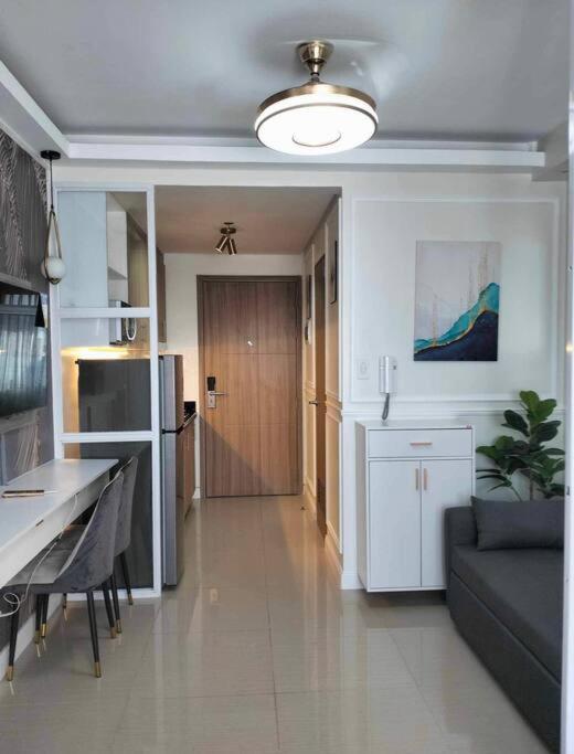 POSH 1 BR Unit+ Netflix*WIFI @ Shore 2, Manila (updated prices 2025)