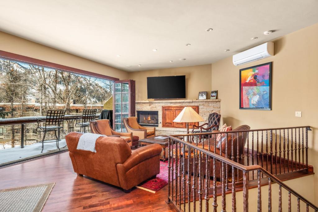 アスペンにある315 Park Avenue, Luxury Townhouse with River Views in Aspenのリビングルーム(家具、暖炉付)