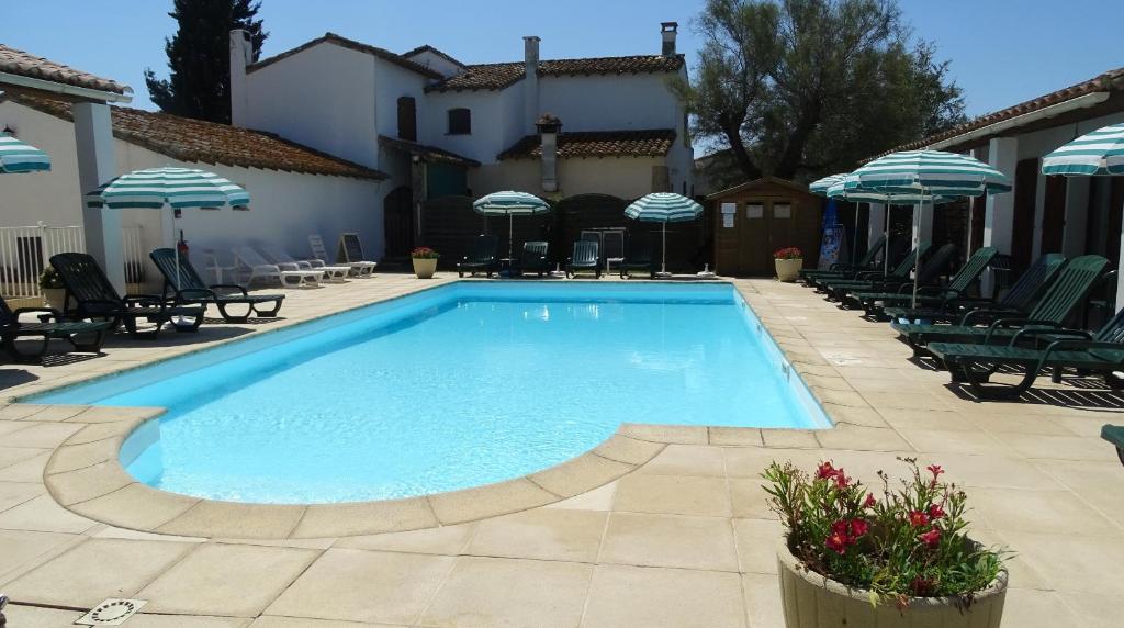 Bazén v ubytování Auberge de la Fadaise nebo v jeho okolí