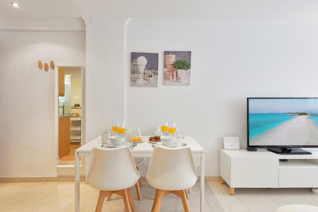 Televízia a/alebo spoločenská miestnosť v ubytovaní Alice's home delight