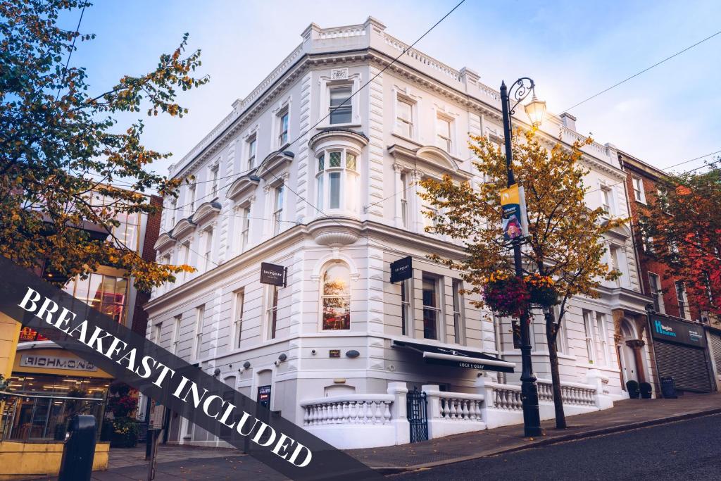 un edificio blanco con un cartel delante en Shipquay Boutique Hotel en Derry