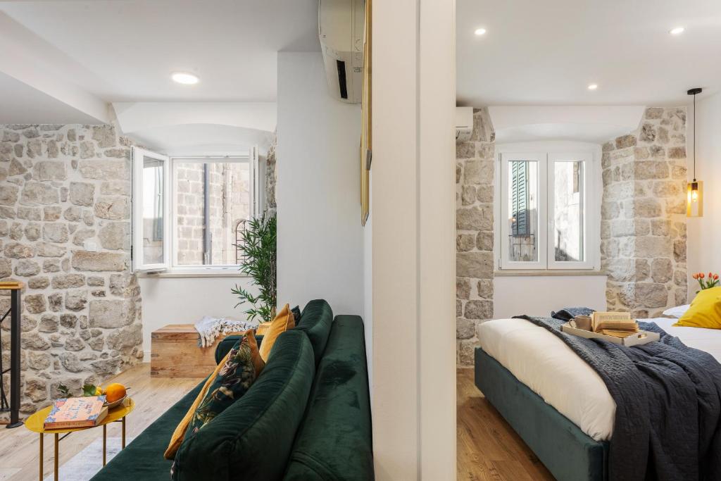 ein Schlafzimmer mit einem Sofa und einem Bett in einem Zimmer in der Unterkunft Nono's House II in Dubrovnik