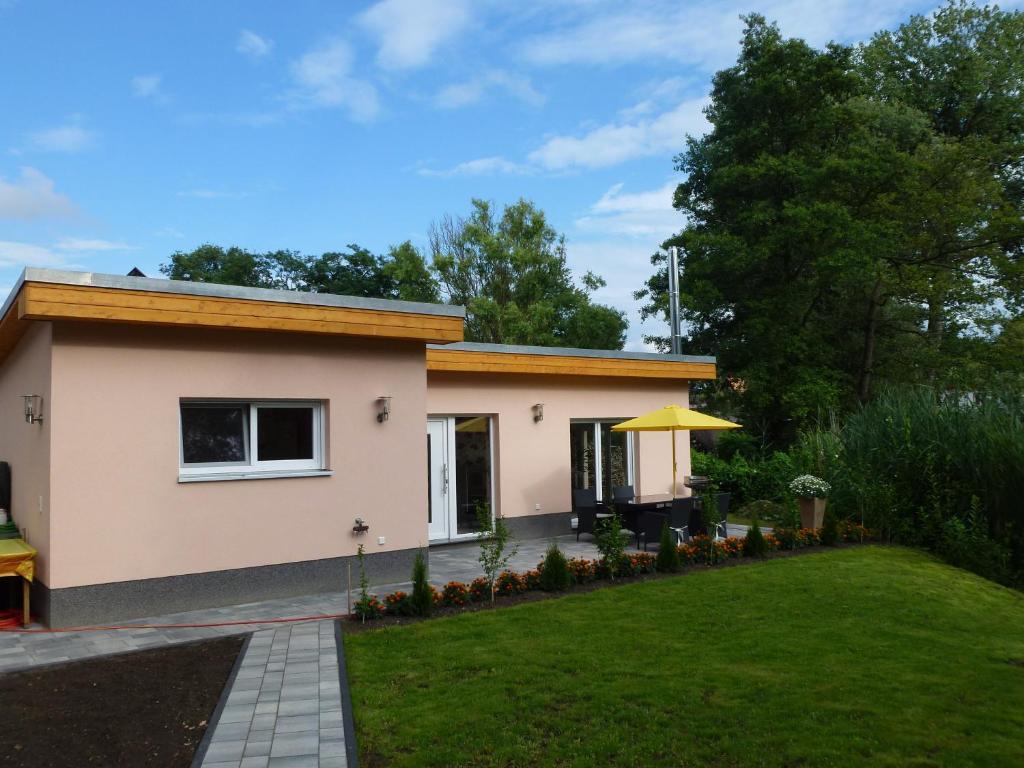 una pequeña casa con un patio verde en Ferienoase an der Wublitz en Potsdam
