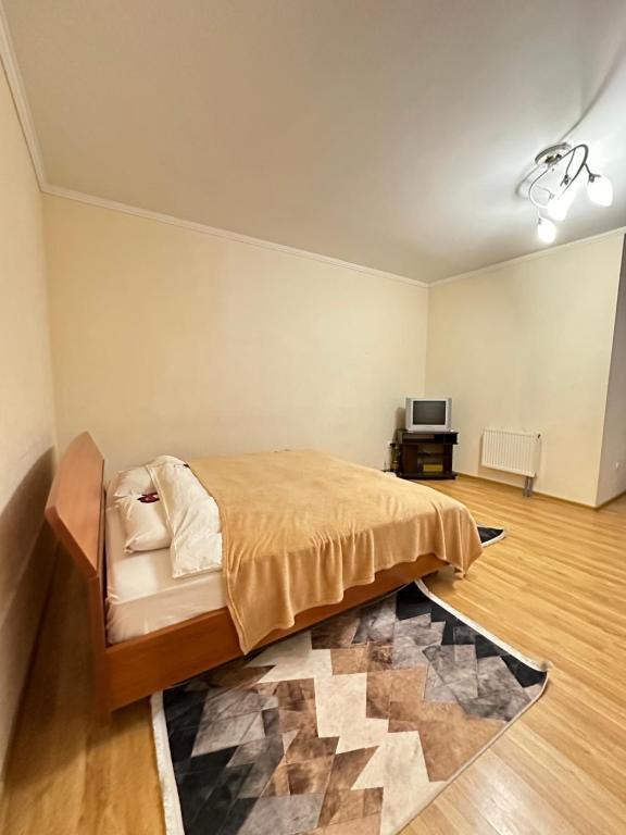 เตียงในห้องที่ Апартаменти Липинського3,поруч Порт Сіті