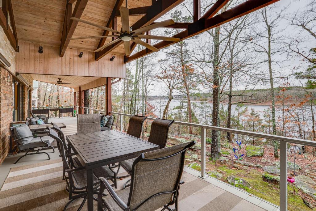 d'une salle à manger avec une table et des chaises sur un balcon. dans l'établissement Greers Ferry Lake Vacation Rental with Porch and View!, à Heber Springs