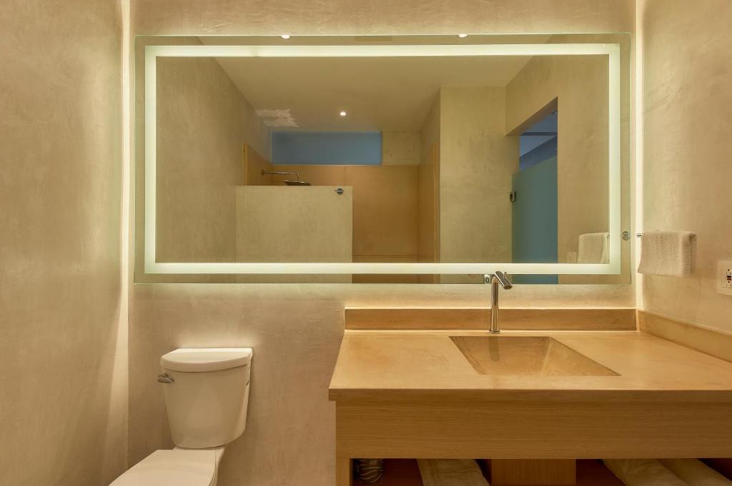 un baño con lavabo y espejo en Casa Quiote Hotel Boutique City Center based - Adults Only, en Oaxaca City