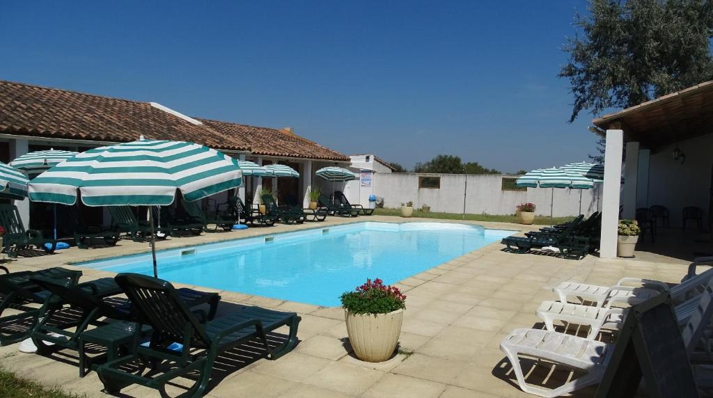 Bazén v ubytování Auberge de la Fadaise nebo v jeho okolí
