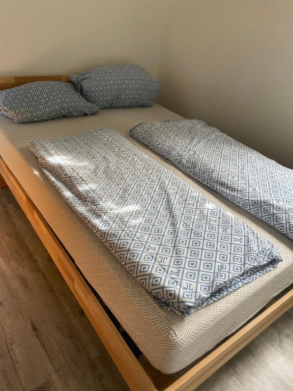 Een bed of bedden in een kamer bij Schöne Ferienwohnung/Pendlerwohnung