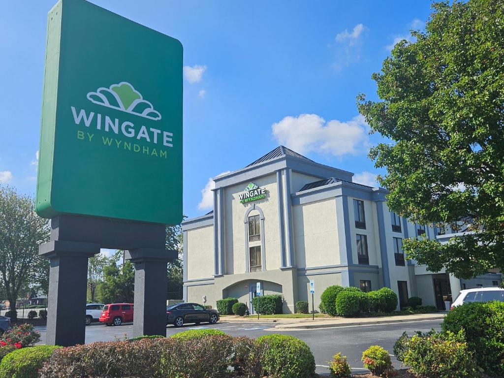 un edificio con una señal delante de él en Wingate by Wyndham Greensboro-Coliseum, en Greensboro