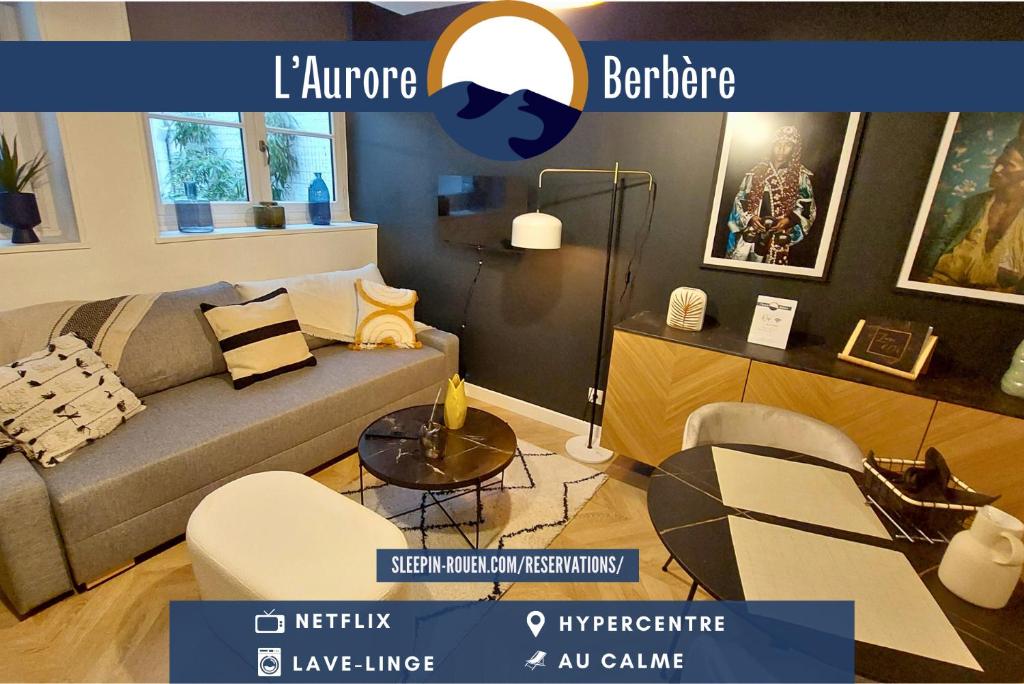 uma sala de estar com um sofá e uma mesa em L'Aurore Berbère, hypercentre de Rouen, au calme em Rouen