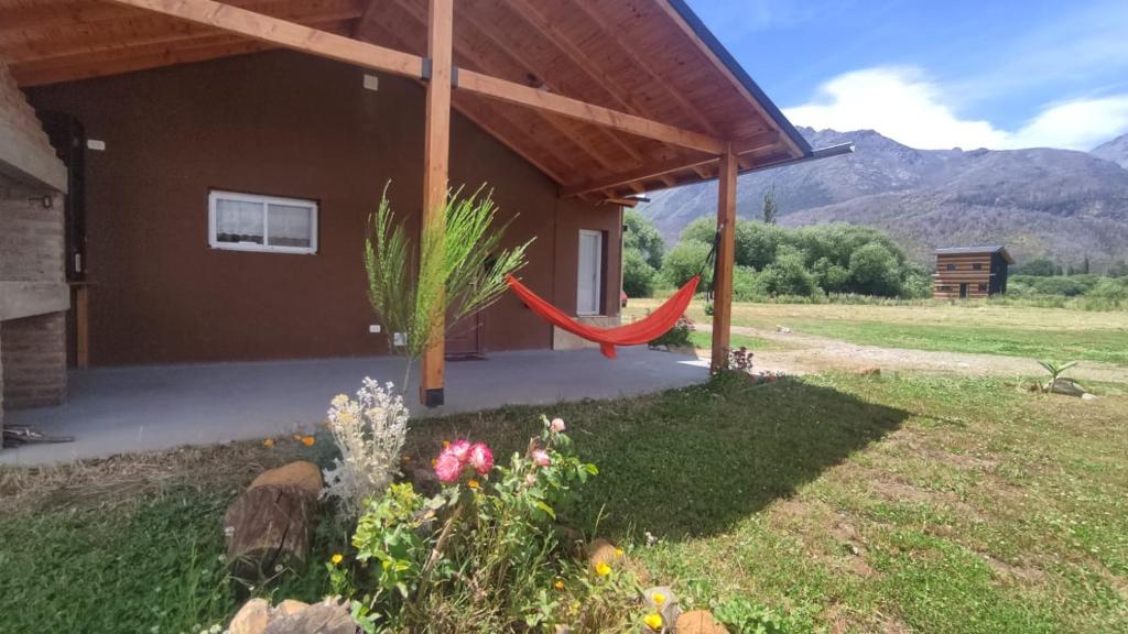 a house with a hammock in the yard at Rincón Bonito in El Hoyo