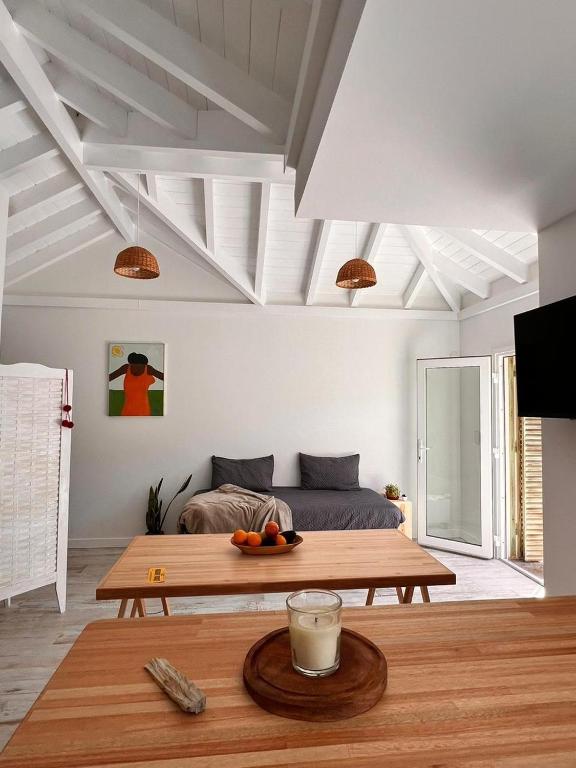 a living room with a table and a couch at Aloha pinot Patagonia in San Martín de los Andes