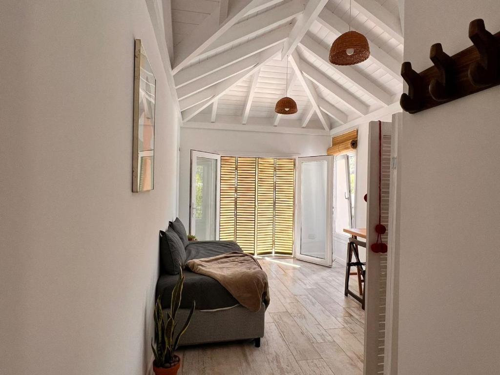 a living room with a couch and a ceiling at Aloha pinot Patagonia in San Martín de los Andes