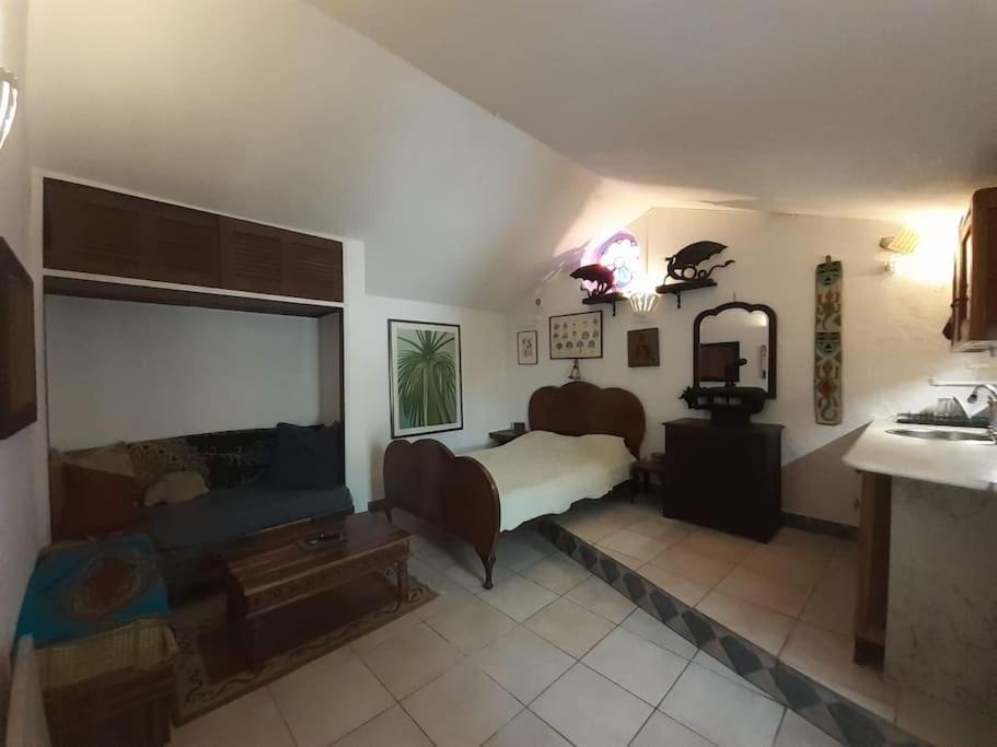 een slaapkamer met een bed en een wastafel in een kamer bij Bica da Salema Beach House in Salema