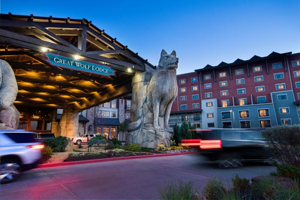 a hotel with a wolf statue in front of a building at Great Wolf Lodge Grapevine in Grapevine