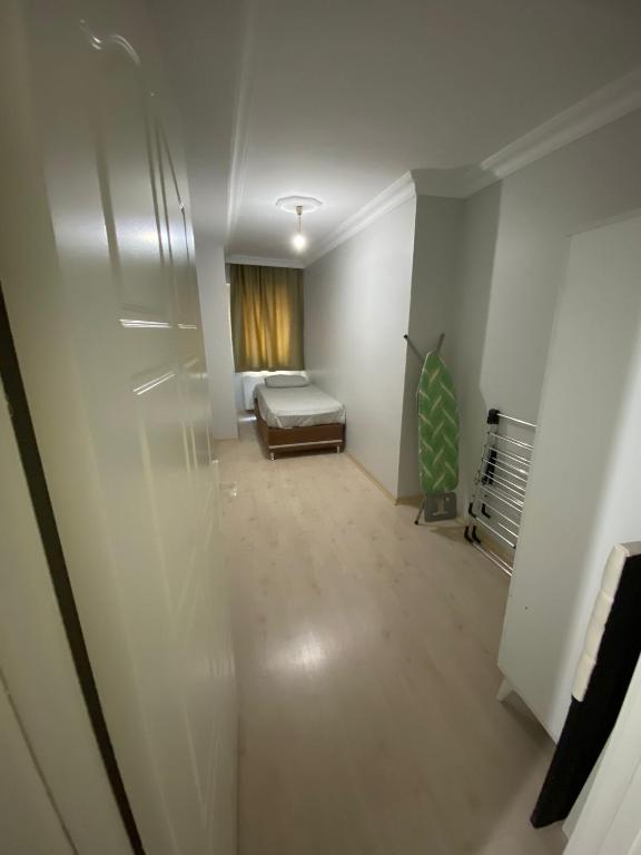 Un pasillo con una cama en una habitación en bk en Estambul