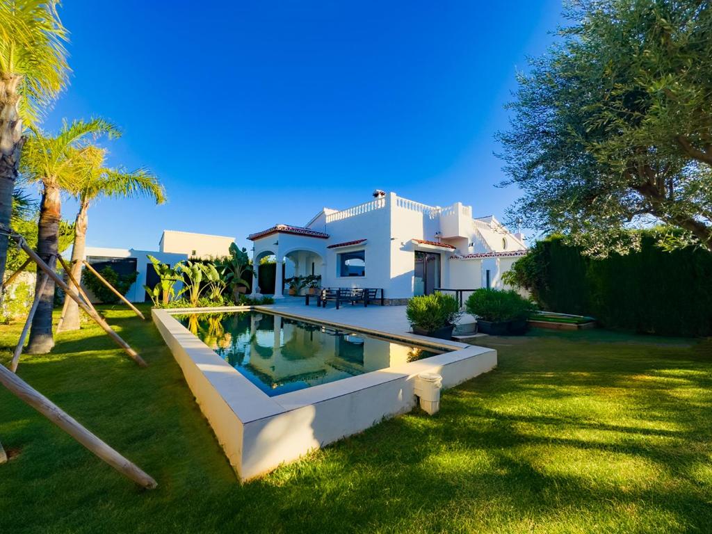 埃爾斯波夫萊特斯的住宿－Exclusive Villa Valencia - Denia Els Poblets，庭院中带游泳池的房子