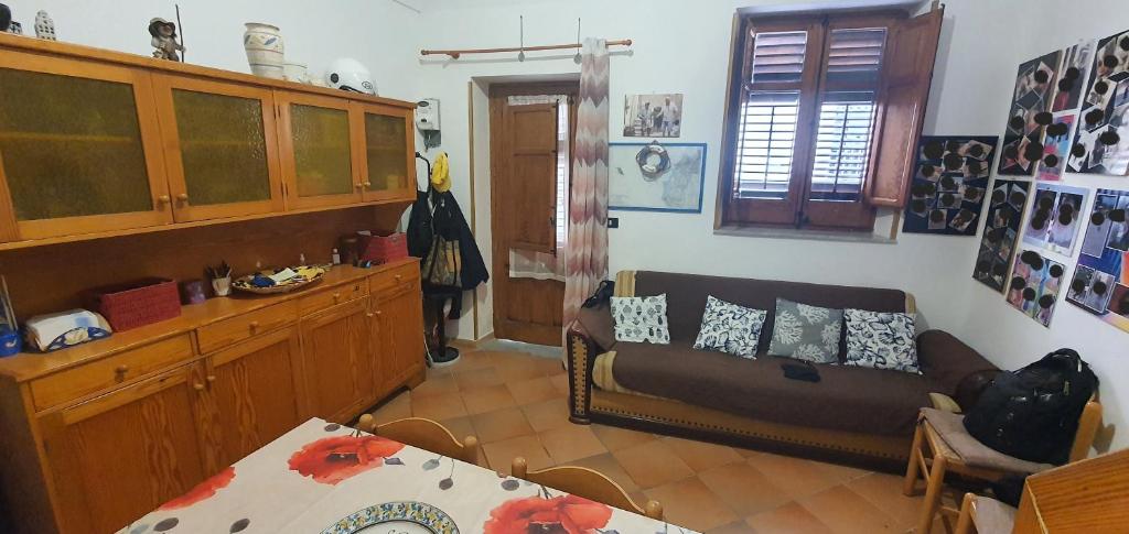un soggiorno con un divano e un tavolo di Casetta mia a Favignana