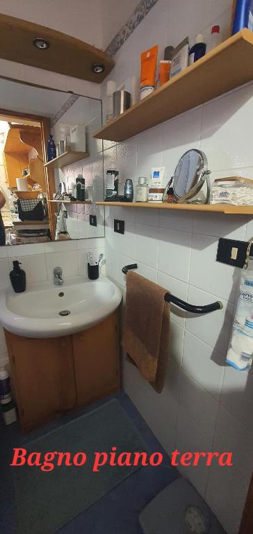 un piccolo bagno con lavandino e lavandino di Casetta mia a Favignana