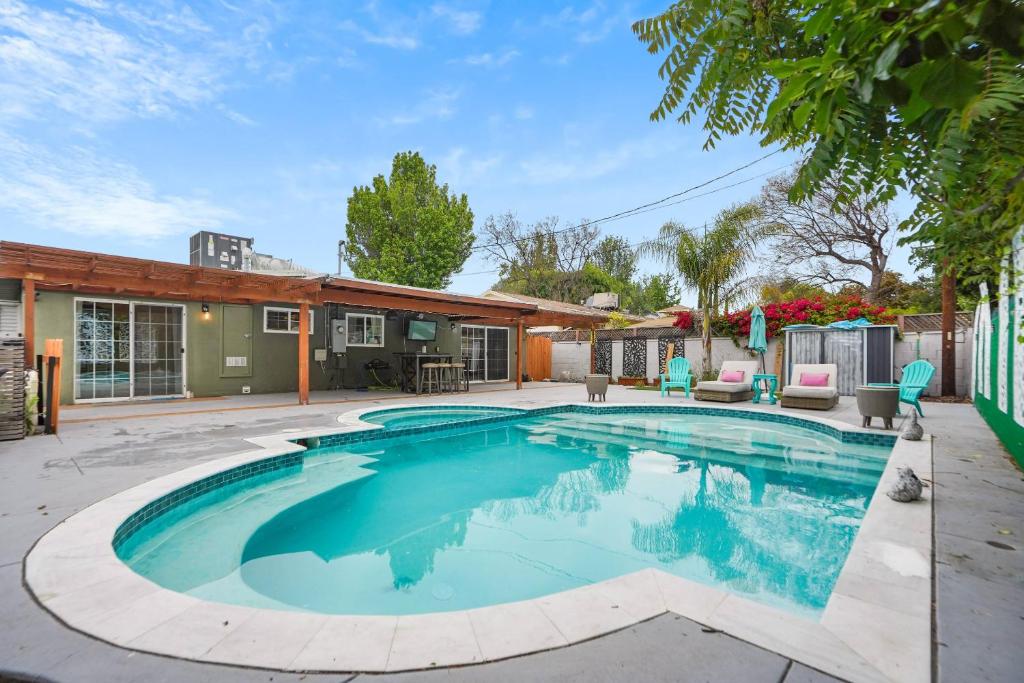 una piscina en el patio trasero de una casa en Valley Glen Getaway, en Van Nuys