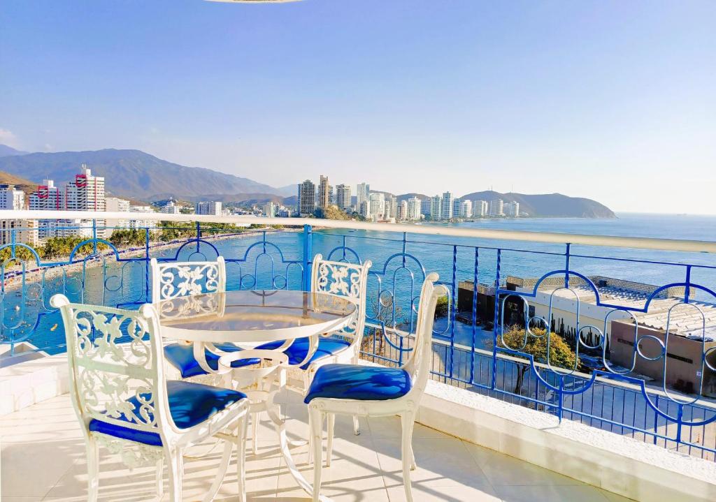d'un balcon avec une table et des chaises donnant sur l'océan. dans l'établissement Apartamentos Cascadas - Vistas al Mar, à Gaira
