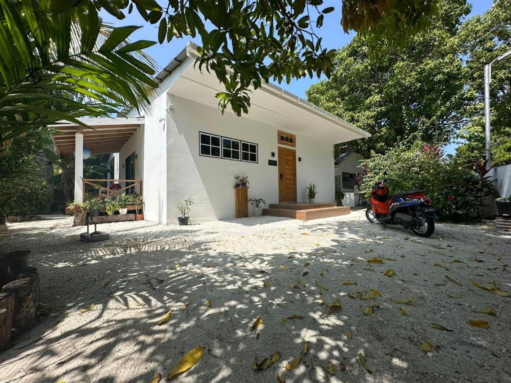 a motorcycle parked in front of a house at Nasreenuvilla in Fuvahmulah