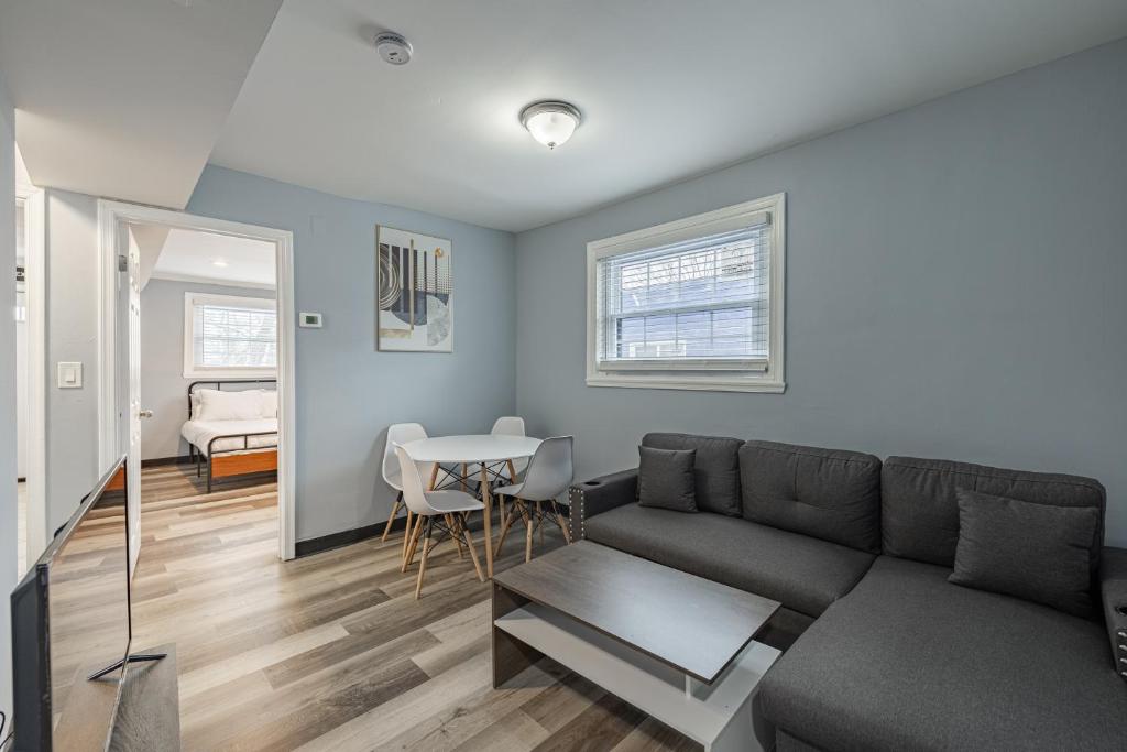 ein Wohnzimmer mit einem Sofa und einem Tisch in der Unterkunft Cozy Modern 2BR Apartment in DC in Washington