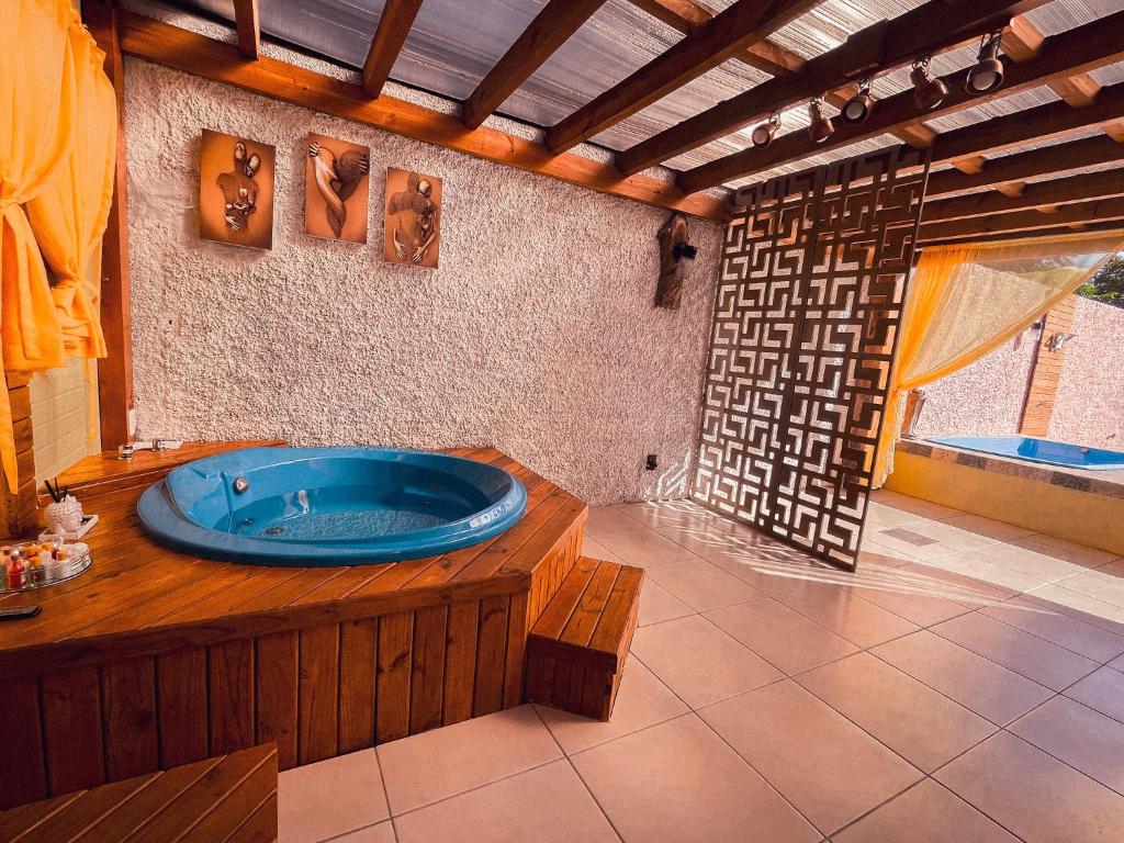 ein Badezimmer mit Whirlpool-Badewanne im Zimmer in der Unterkunft Magic house banheira de hidromassagem e piscina in Rio Grande