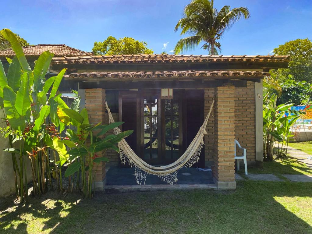 - un hamac sur la terrasse couverte d'une maison dans l'établissement Golfinho Condomínio, à Arraial d'Ajuda