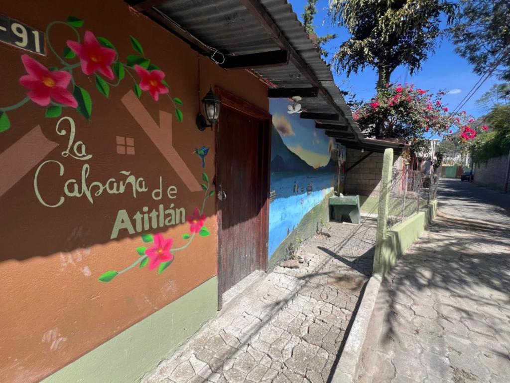 een gebouw met een bord aan de zijkant bij Cabaña de Atitlan in Panajachel