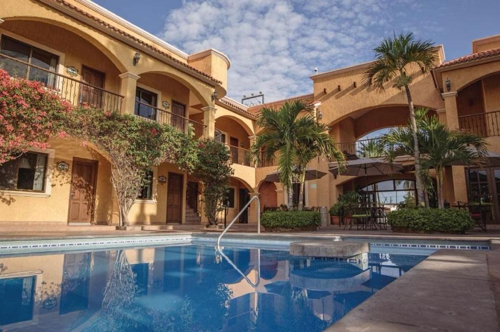 uma piscina em frente a um edifício em Hacienda Suites Loreto em Loreto