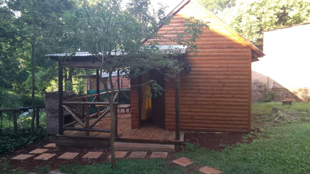 Cabaña de madera pequeña con escalera que conduce a la puerta en Brisas en Jardín América