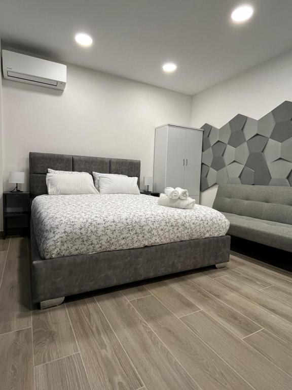 アテネにあるAcademy's Modern Apartments By Aesthetic & Luxurious Livingのベッドルーム(ベッド1台、ソファ付)