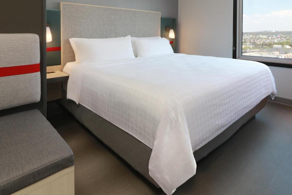 Postel nebo postele na pokoji v ubytování avid hotels - Tijuana - Otay by IHG