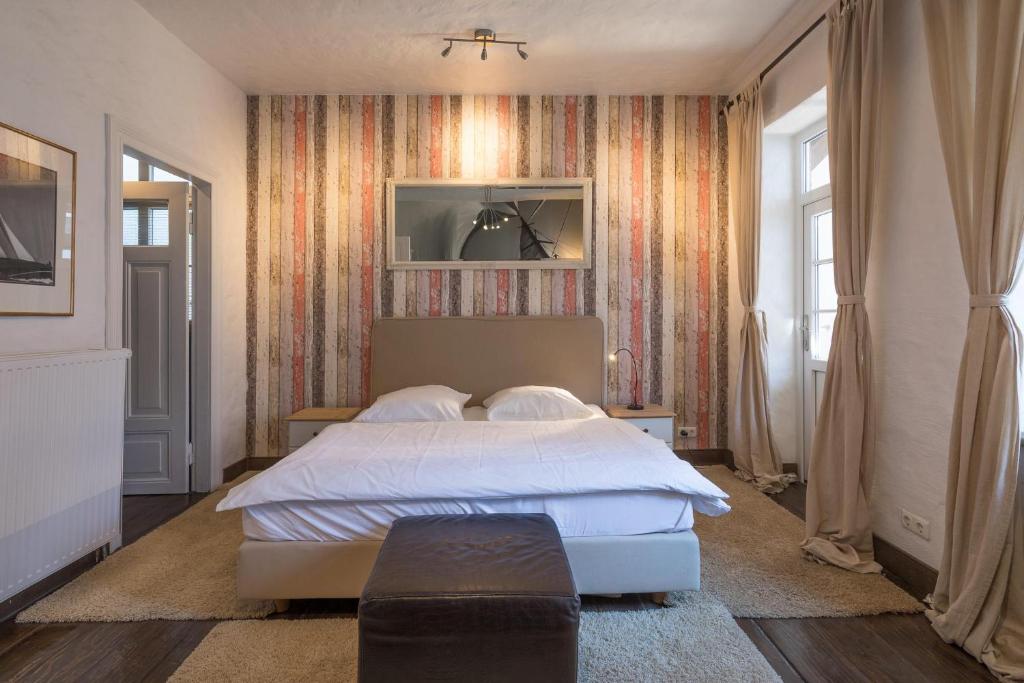 a bedroom with a white bed in a room at Lodge am Oxenweg - Zimmer 2 in Husum