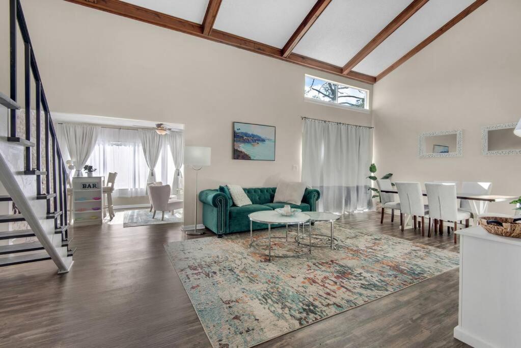 sala de estar con sofá verde y mesa en Quiet Home, Perdido-Orange Bch, Golf View 3BR-2BT, en Pensacola