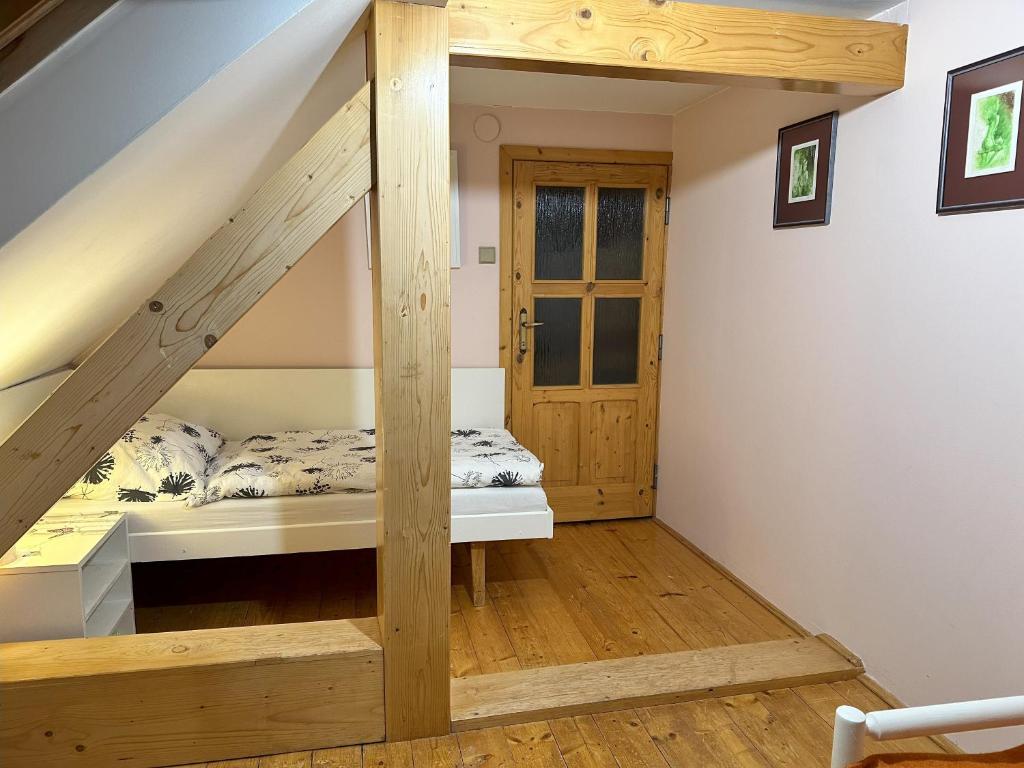 Postel nebo postele na pokoji v ubytování Chalupa u Valiky