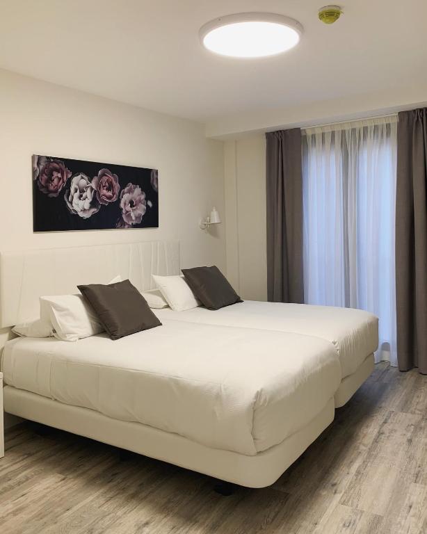 Hostal Comfort Suites - Dreibettzimmer