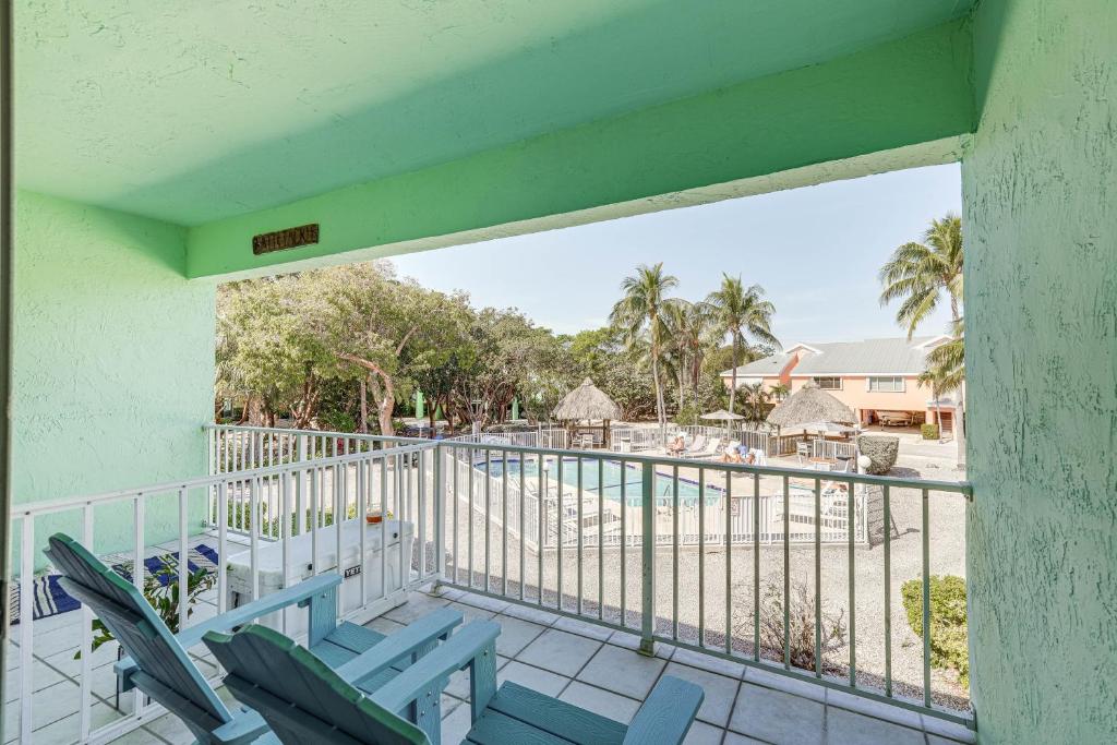 Un balcón o terraza en Laptop-Friendly Key Largo Condo with Pool View!