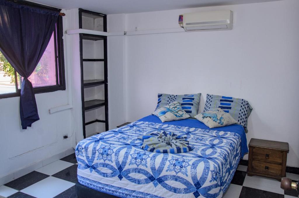 Un dormitorio con una cama y una escalera en una habitación en Apartamento en Rodadero, en Santa Marta