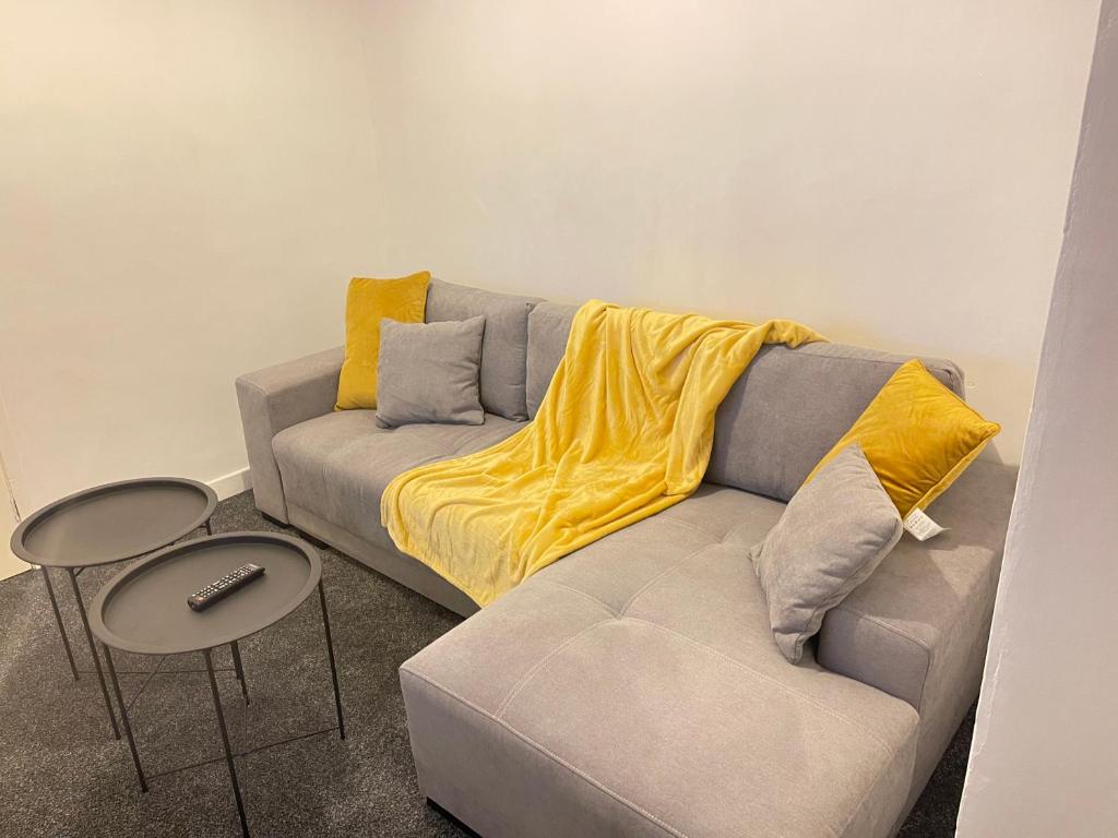 - un salon avec un canapé et une table dans l'établissement Hometel Nice Comfy Apartment Can Sleep 10, à Leicester