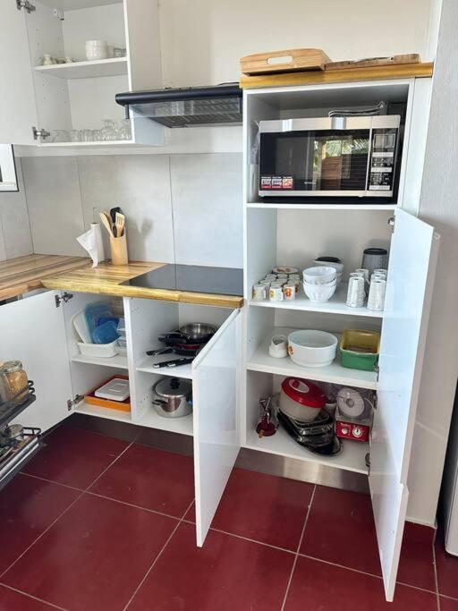 Kuchyň nebo kuchyňský kout v ubytování APPARTEMENT T3 "TI CAZE" Villa Bel Kay Nou