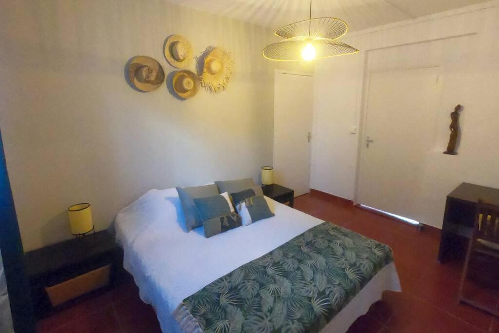 Postel nebo postele na pokoji v ubytování APPARTEMENT T3 "TI CAZE" Villa Bel Kay Nou