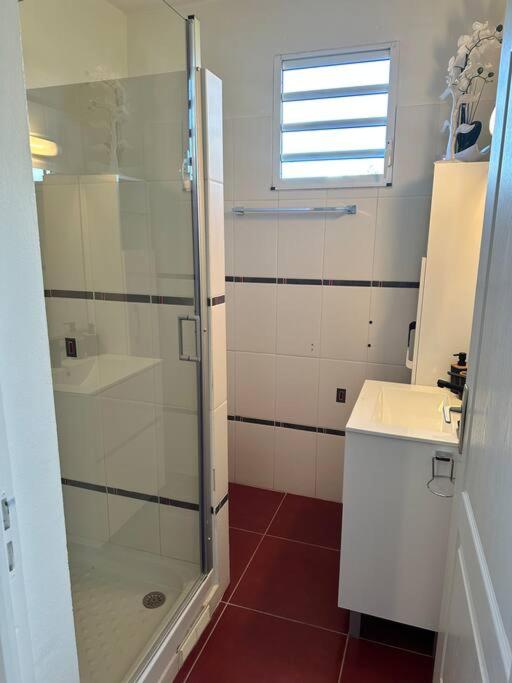 Koupelna v ubytování APPARTEMENT T3 "TI CAZE" Villa Bel Kay Nou