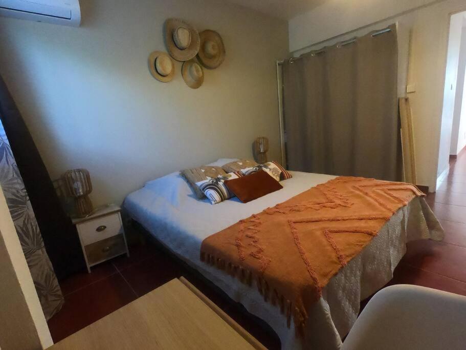 Postel nebo postele na pokoji v ubytování APPARTEMENT T3 "TI CAZE" Villa Bel Kay Nou