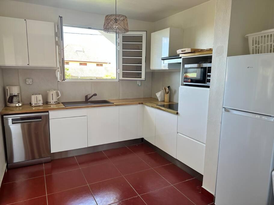 Kuchyň nebo kuchyňský kout v ubytování APPARTEMENT T3 "TI CAZE" Villa Bel Kay Nou